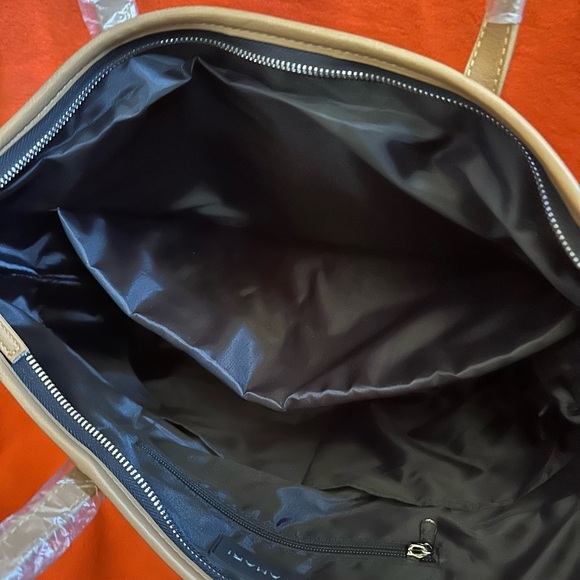 NWT Tahari Tote with Lip Care Set - Picture 8 of 12